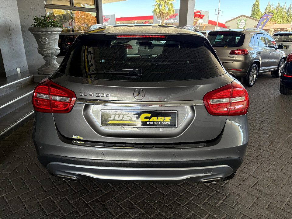 
								Mercedes-Benz GLA 200 2015 full									