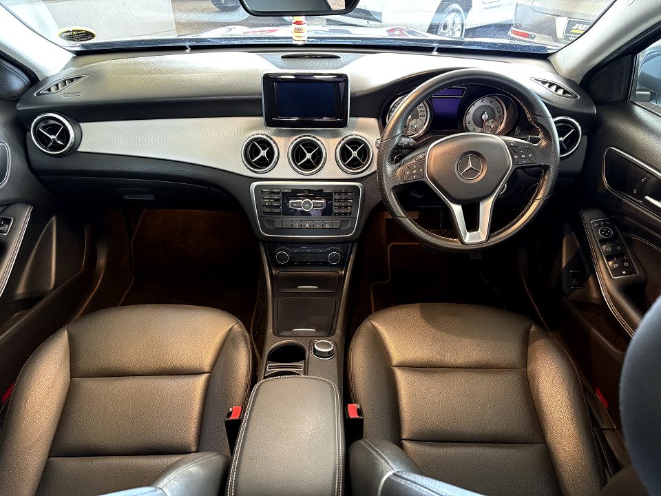 
								Mercedes-Benz GLA 200 2015 full									