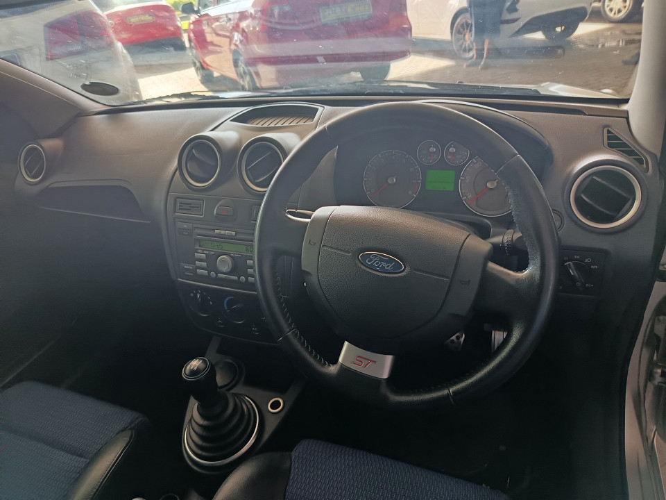 
								Ford Fiesta 2006 full									