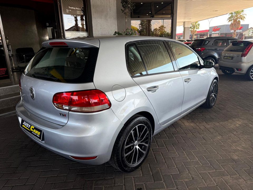 
								Volkswagen Golf 2012 full									