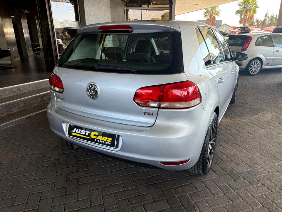 
								Volkswagen Golf 2012 full									