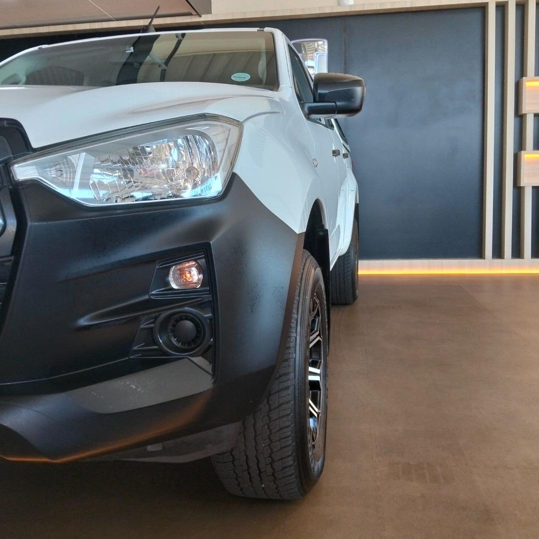 
								Isuzu D-Max 2022 full									