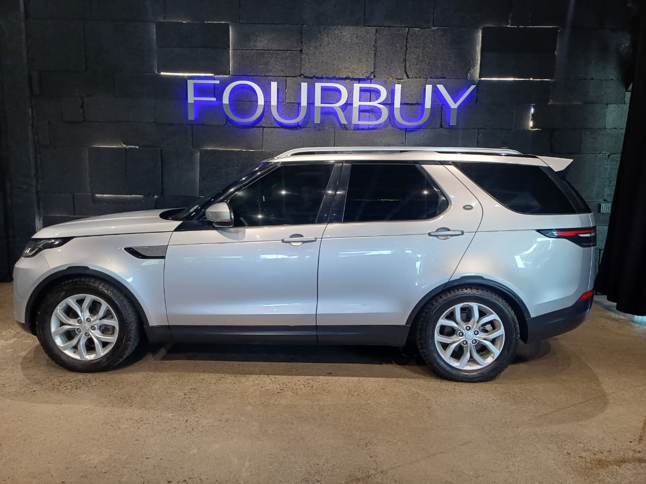 
								Land Rover Discovery 2018 full									