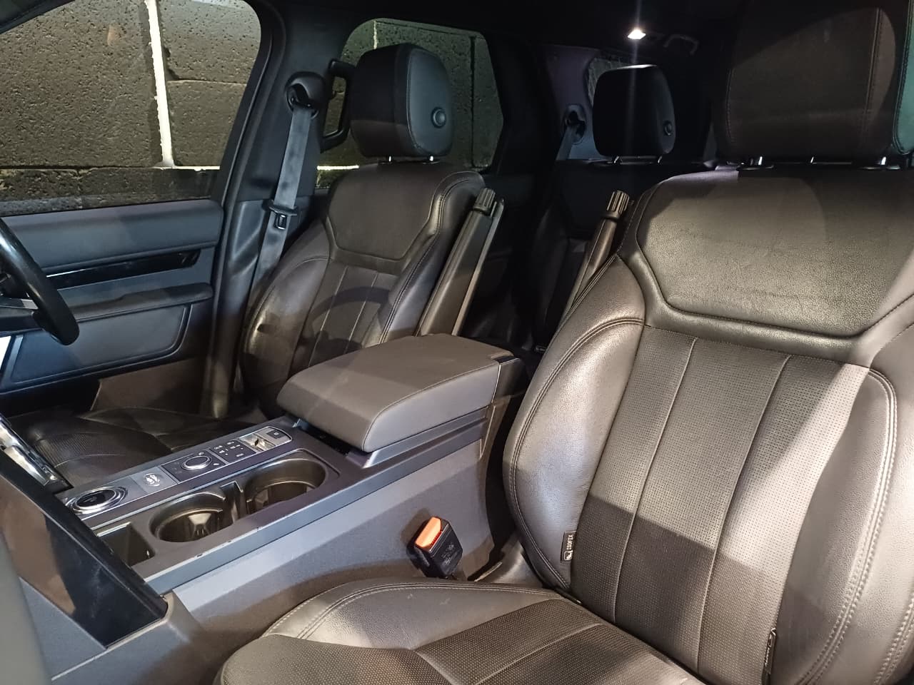 
								Land Rover Discovery 2018 full									