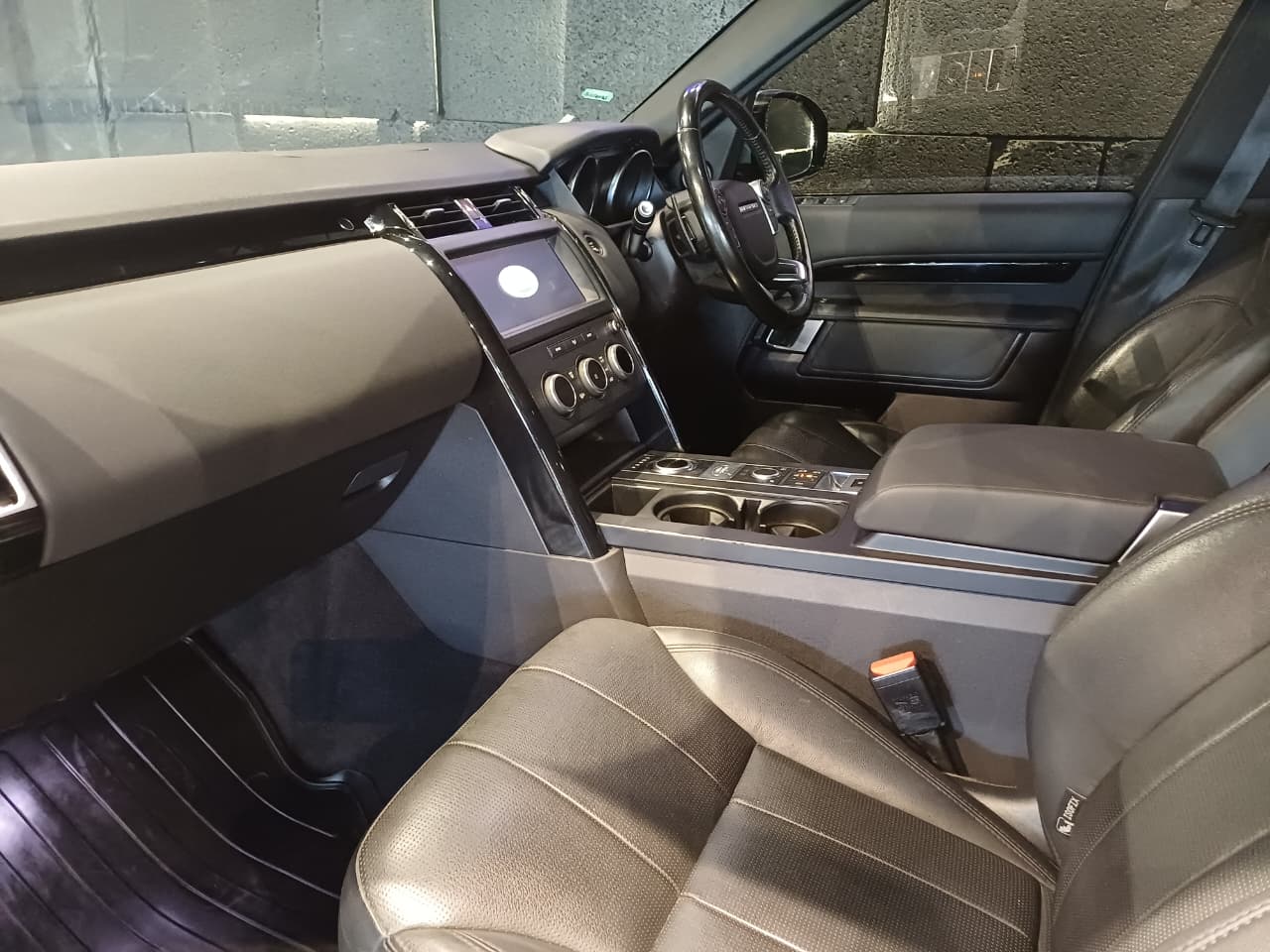
								Land Rover Discovery 2018 full									